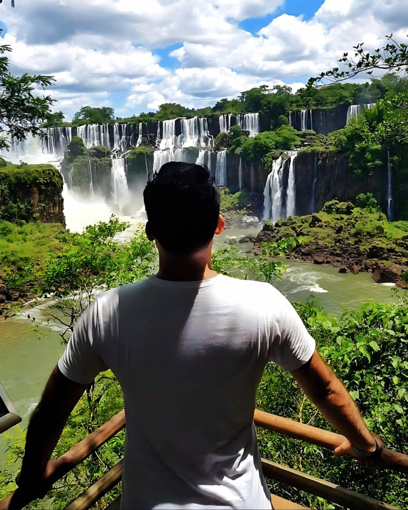 homem olhando para as cataratas