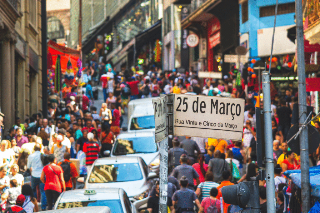rua 25 de março com muitas pessoas cirulando