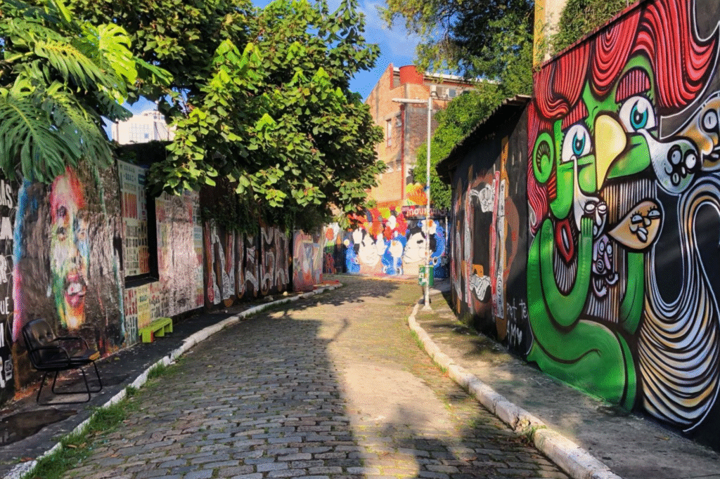 viela com paredes grafitadas