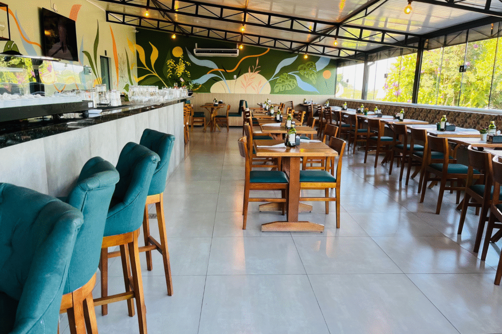 restaurante com cadeiras