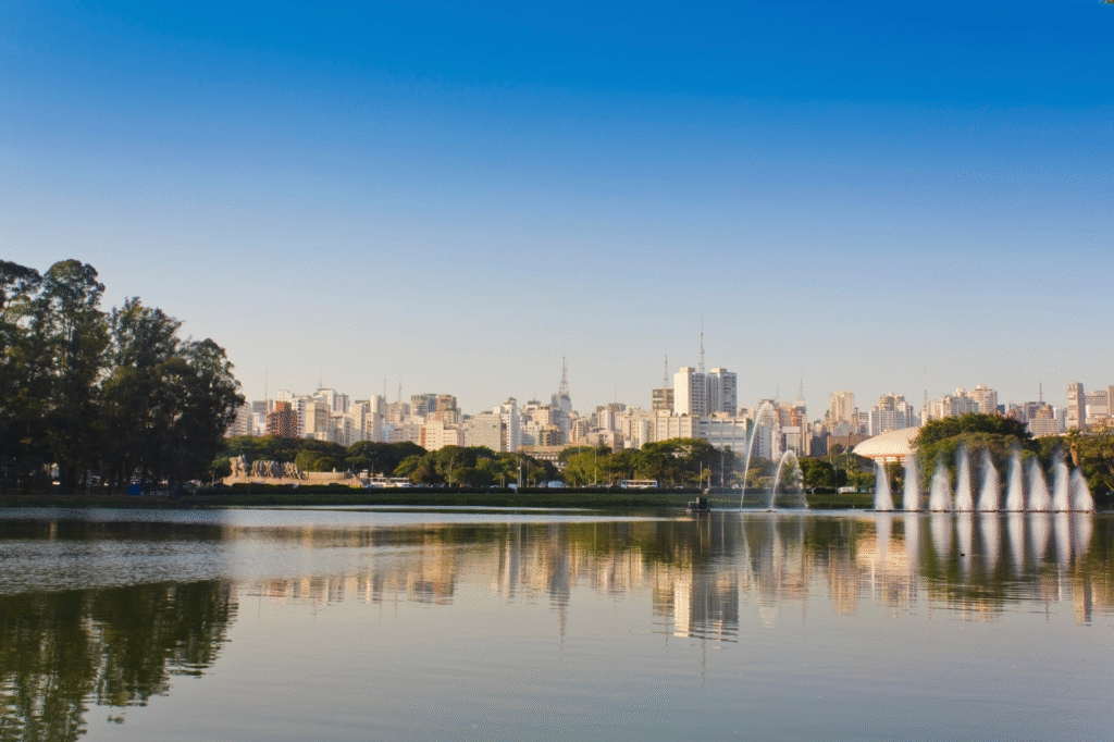 lago-no-parque-ibirapuera-com-vista-da-cidade-de-sao-pauulo-ao-fundo