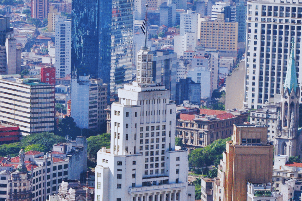 vista-aerea-do-farol-santander-no-centro-de-sao-paulo-com-predios-ao-fundo