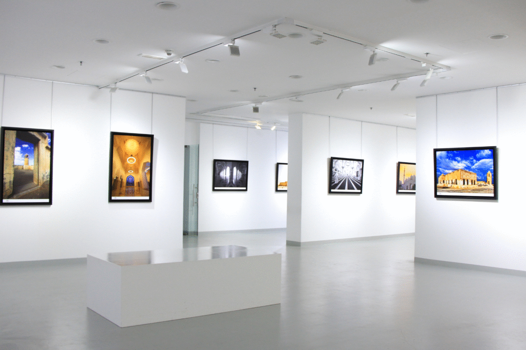 galeria de arte com quadros pindurados na parede