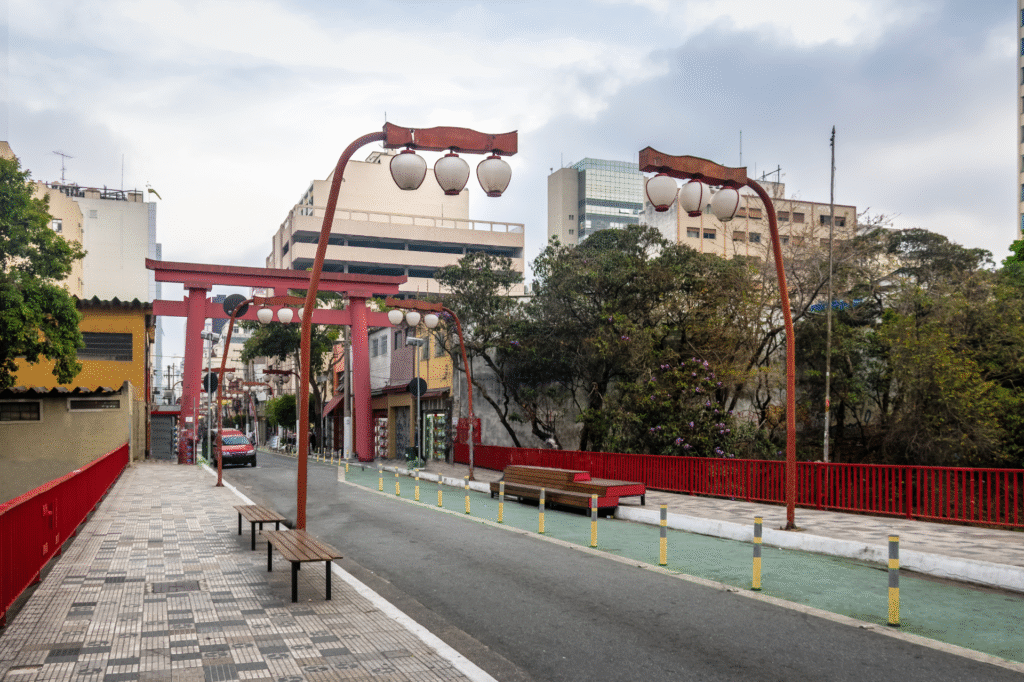 rua-no-bairro-da-liberdade-em-sp