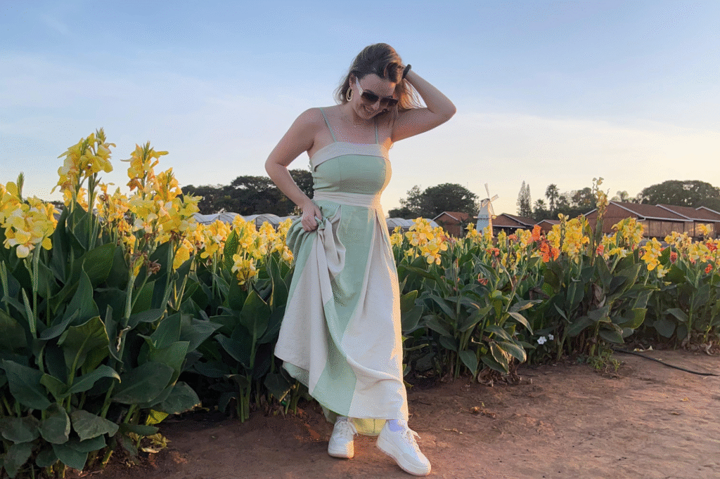 mulher em meio as flores