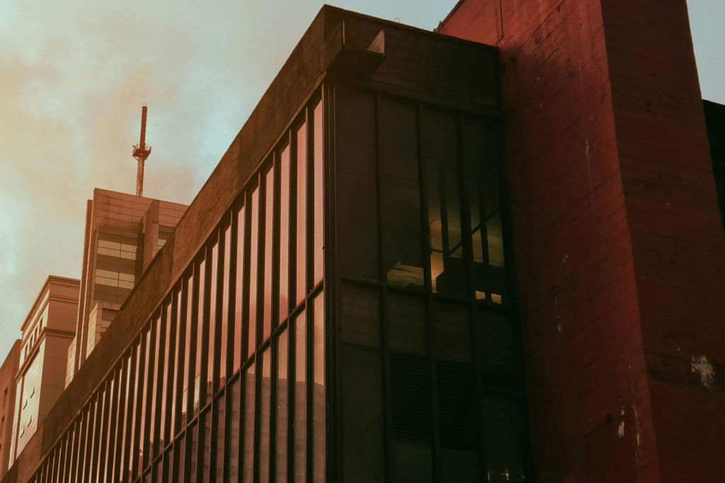 fachada-do-museo-masp-no-por-do-sol-com-predio-ao-fundo