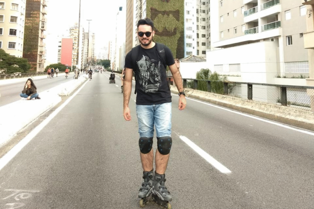 homem andando de patins