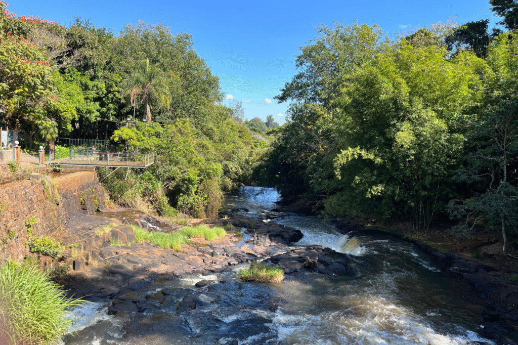 parque com cachoeira em brotas