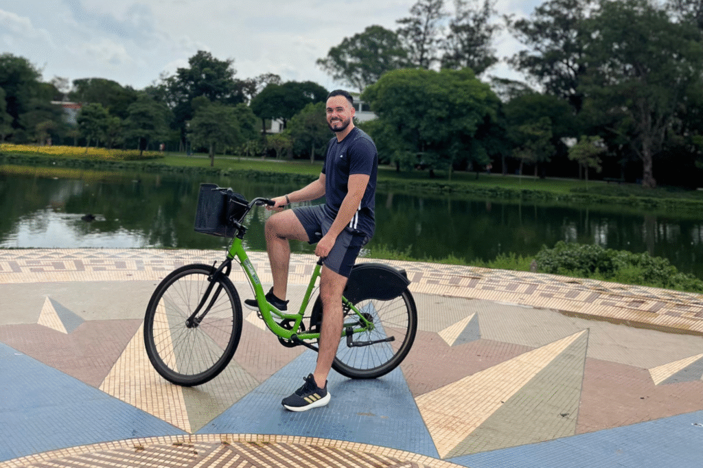 homem-sentando-na-bicicleta-em-frente-ao-lago-parque-ibirapuera