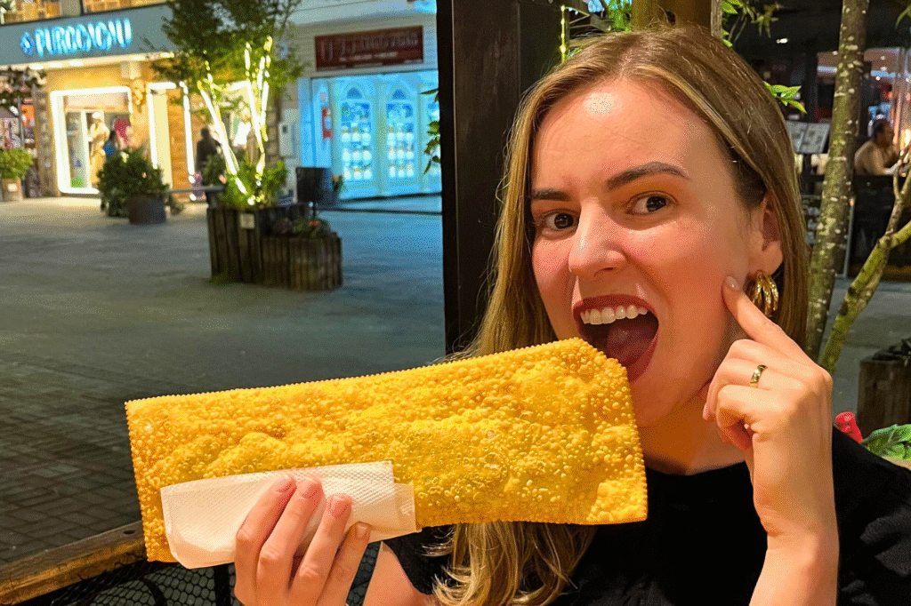 mulher comendo pastel