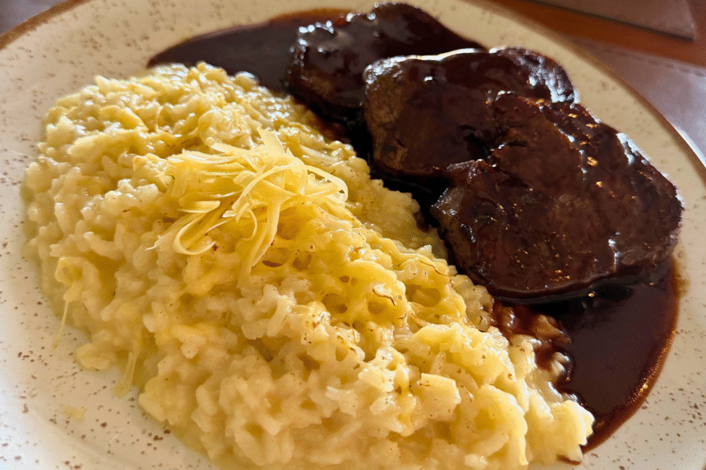 Prato de risoto com carne ao molho de vinho