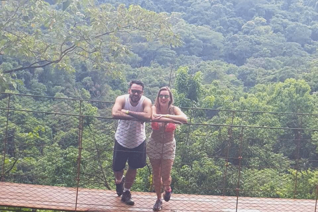 casal-em-cima-de-uma-ponte-brotas