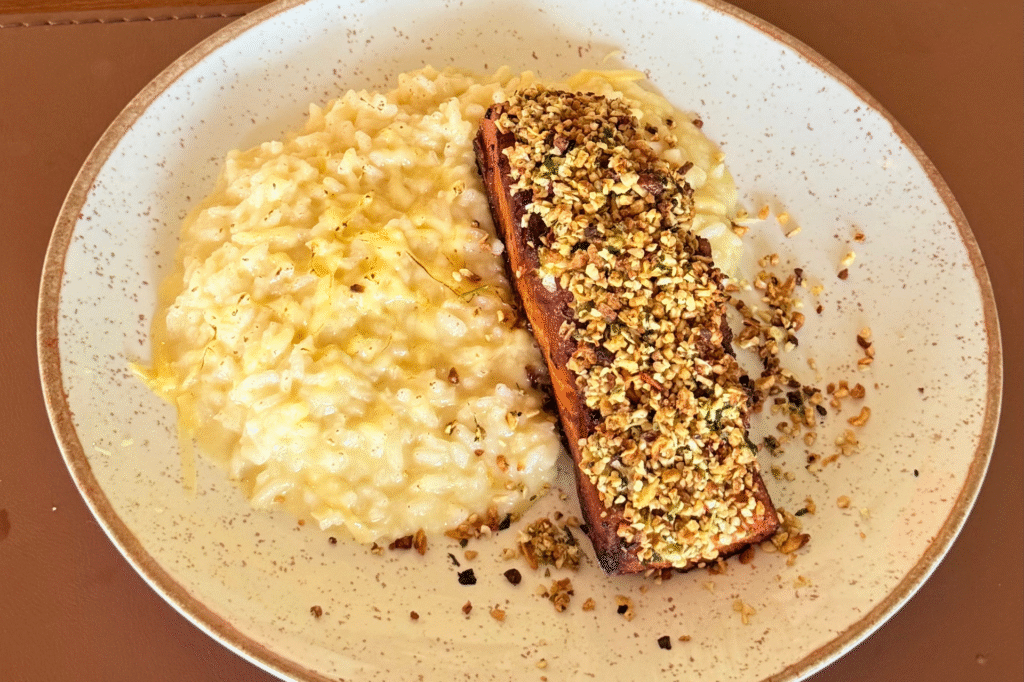 Prato Risoto de Parmesão com Crosta de Salmão