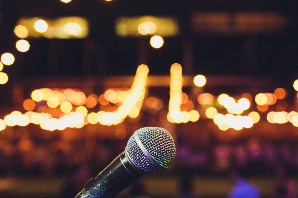 microfone com palco ao fundo