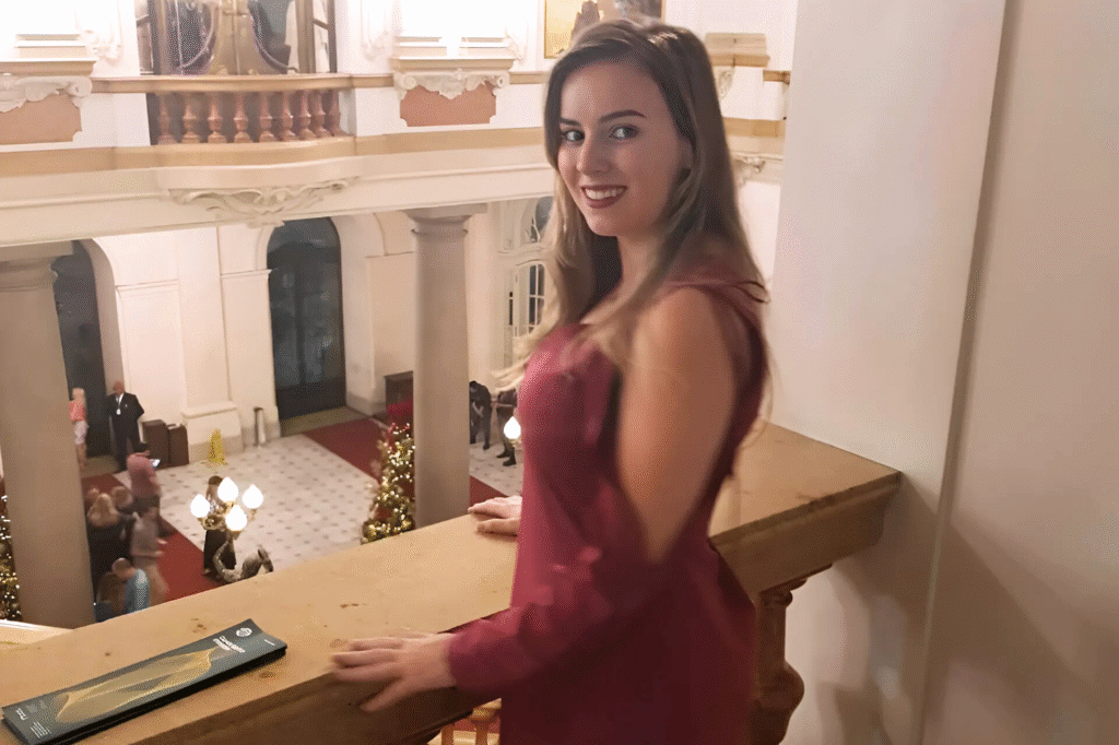 mulher-pousando-para-foto-com-teatro-municipal-ao-fundo