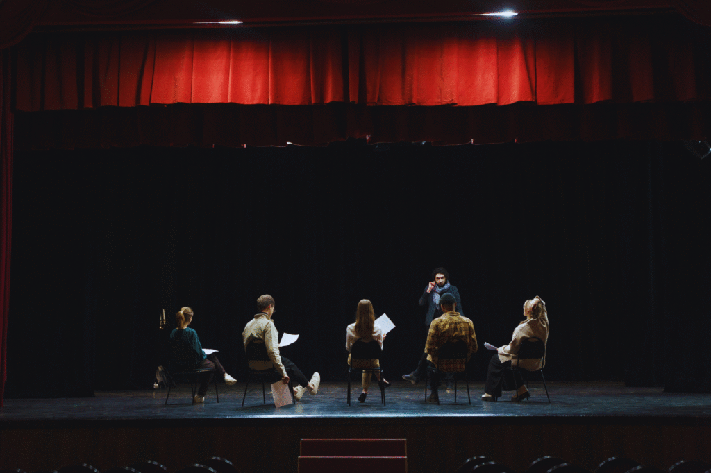 atores-sentados-em-palco-no-teatro