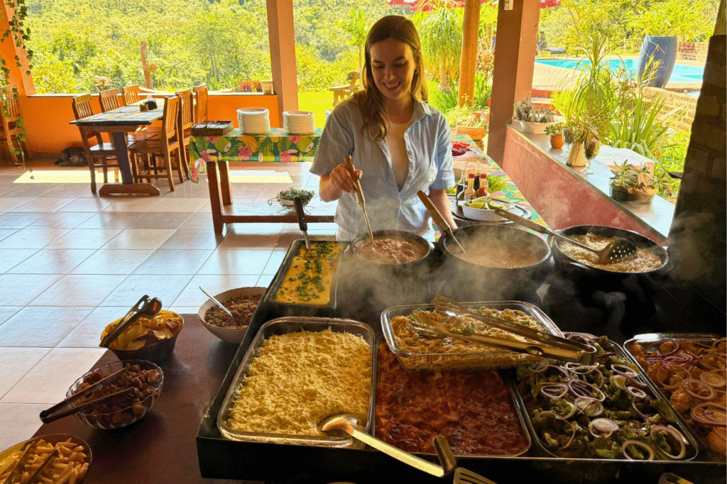 Mulher pegando comida