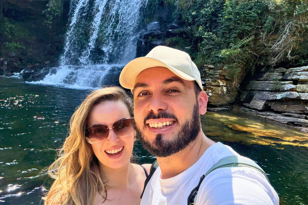 Casal com vista para a cachoeira