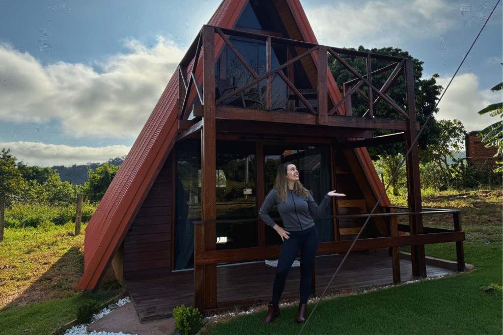 Mulher em frente a cabana