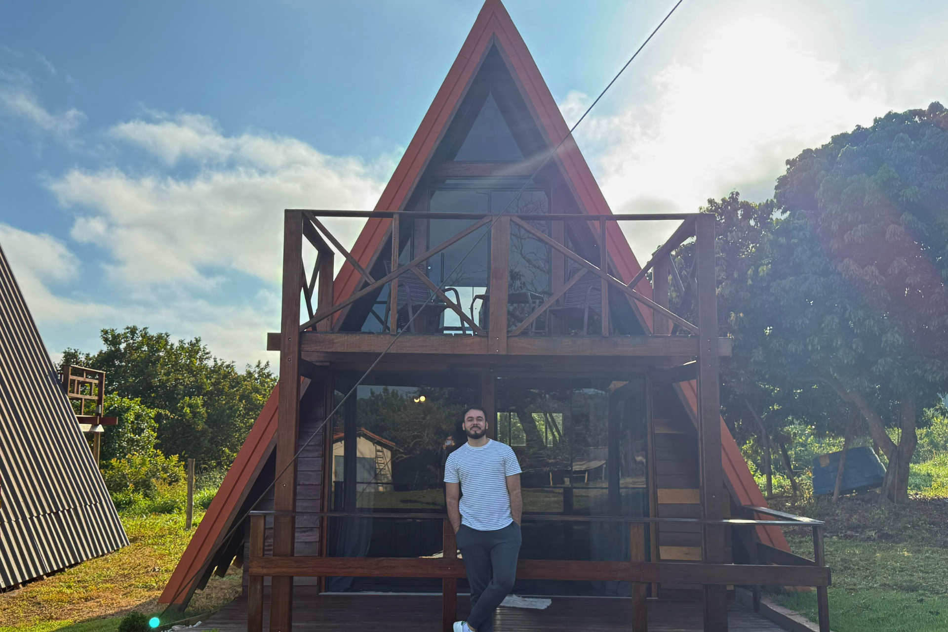 Homem na frente de uma cabana