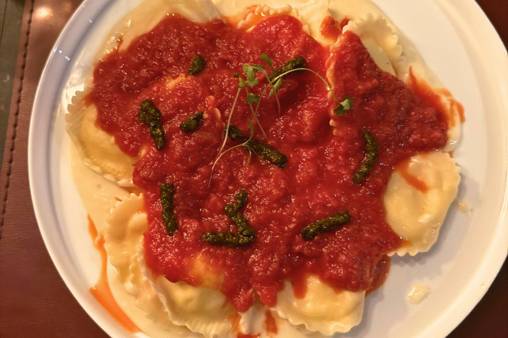 prato de ravioli com molho de tomate