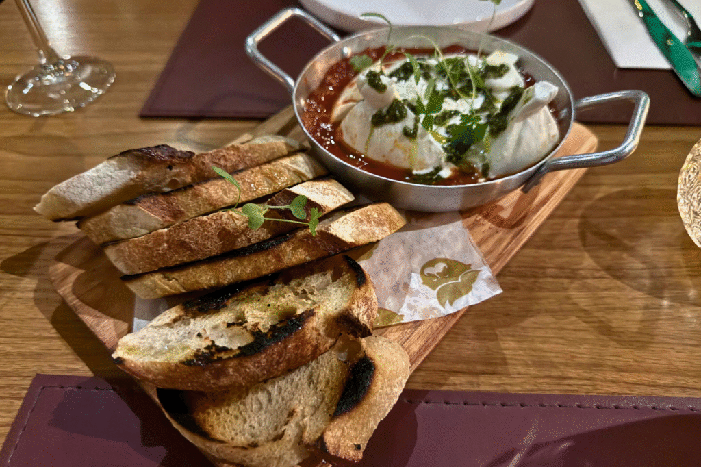 entrada de burrata com pão italiano