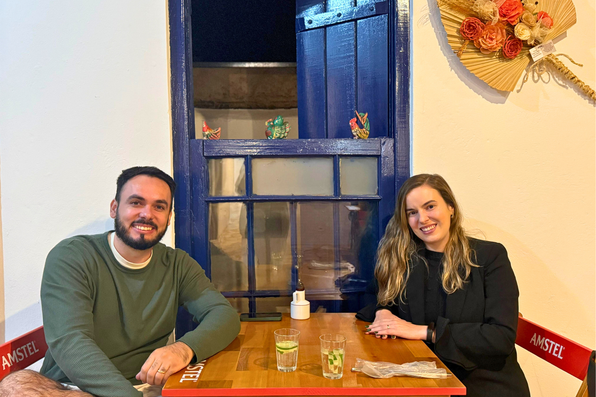 Casal sentado à mesa